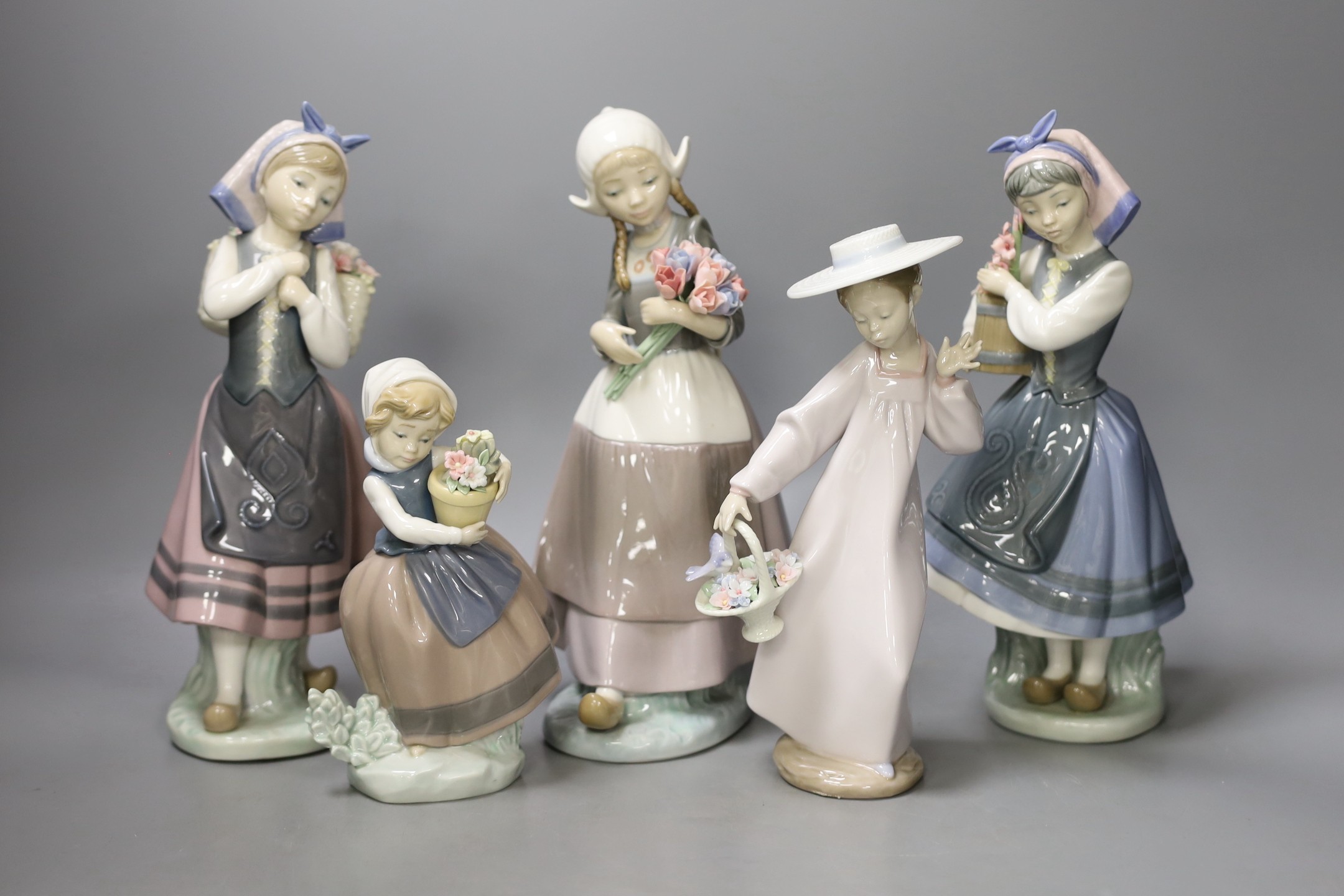 Five Lladro figures to include flower sellers, tallest 26.5 cm (5)